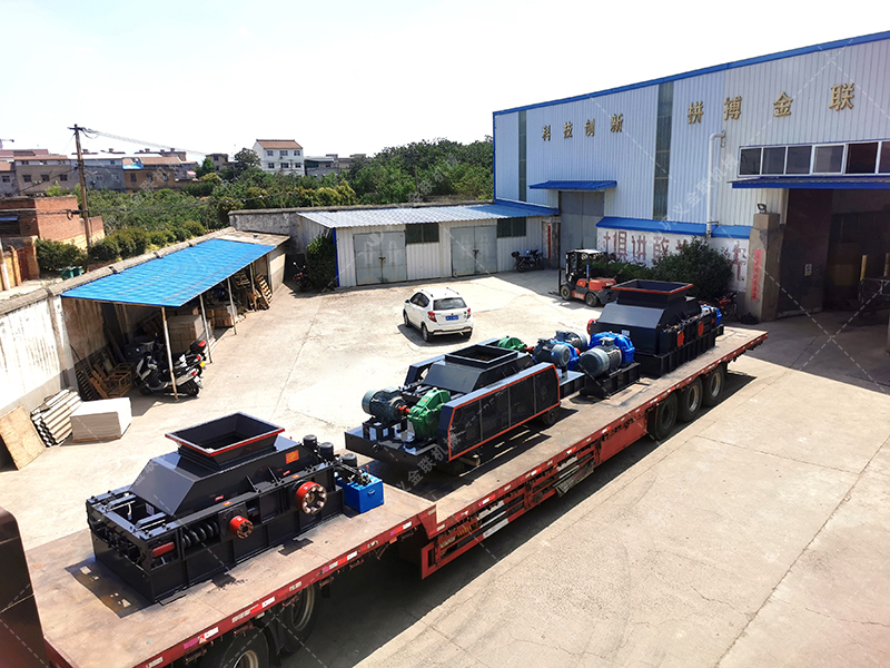 1200*1200雙齒輥破碎機(jī)，兩臺(tái)900*900軌道移動(dòng)雙齒輥破碎機(jī)發(fā)往云南